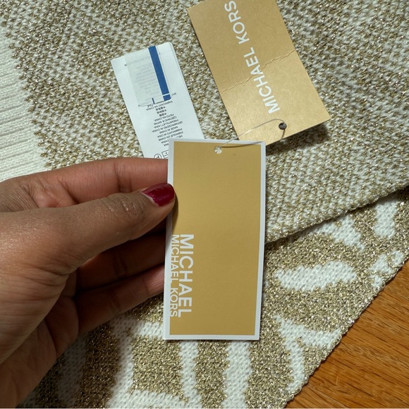 NWT Michael Kors Women’s Sparkly Scarf - Picture 4 of 5